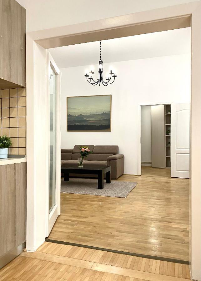 Republique Family Apartment Брашов Экстерьер фото