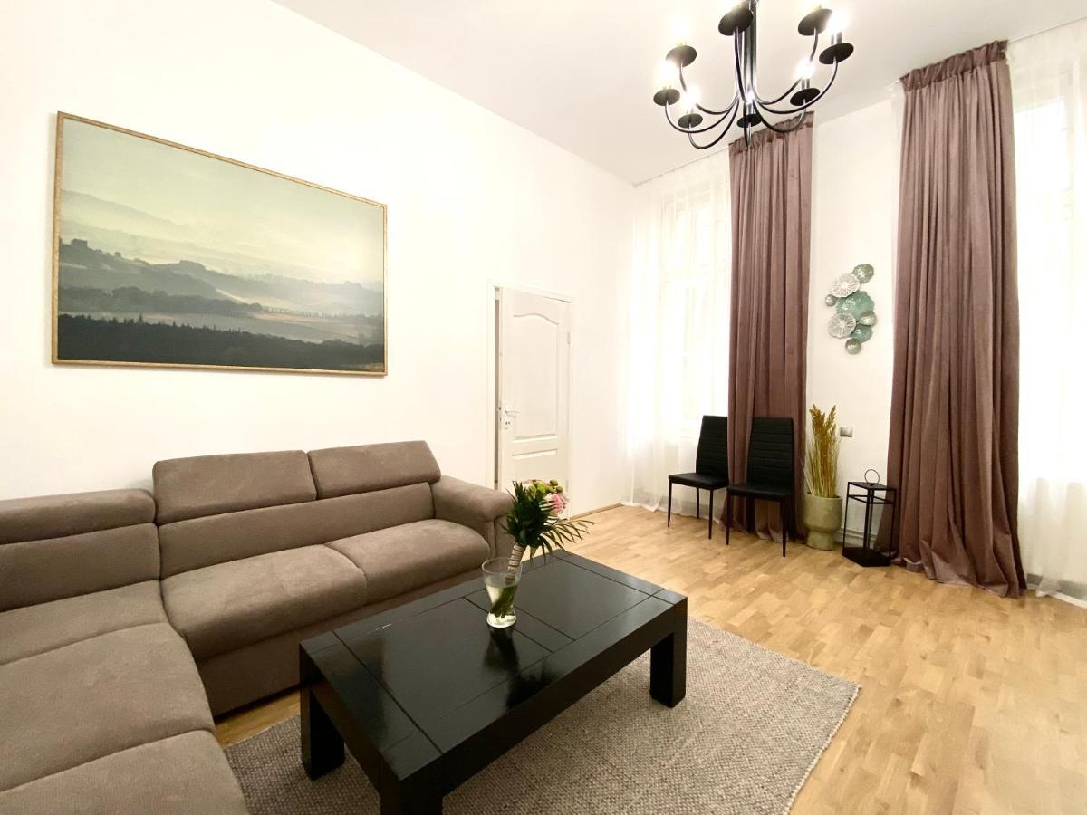 Republique Family Apartment Брашов Экстерьер фото