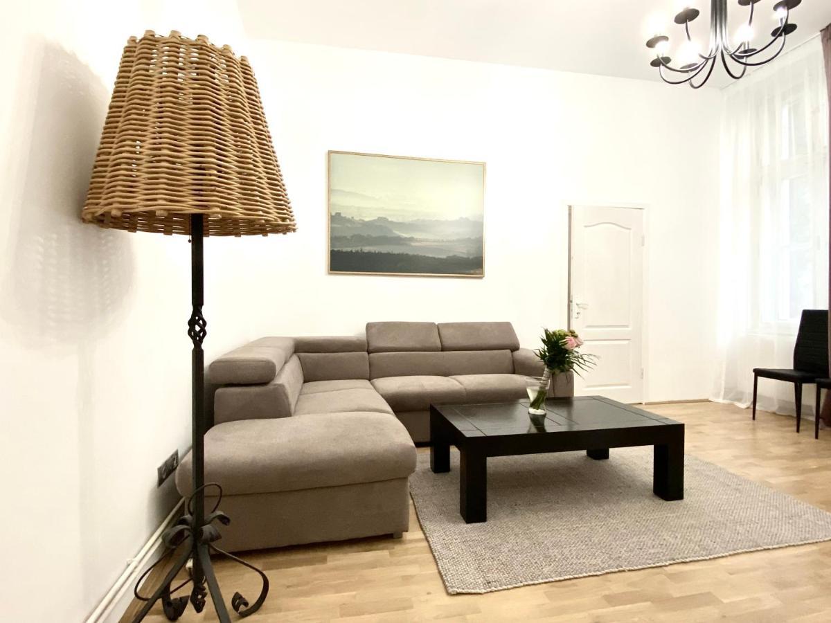 Republique Family Apartment Брашов Экстерьер фото